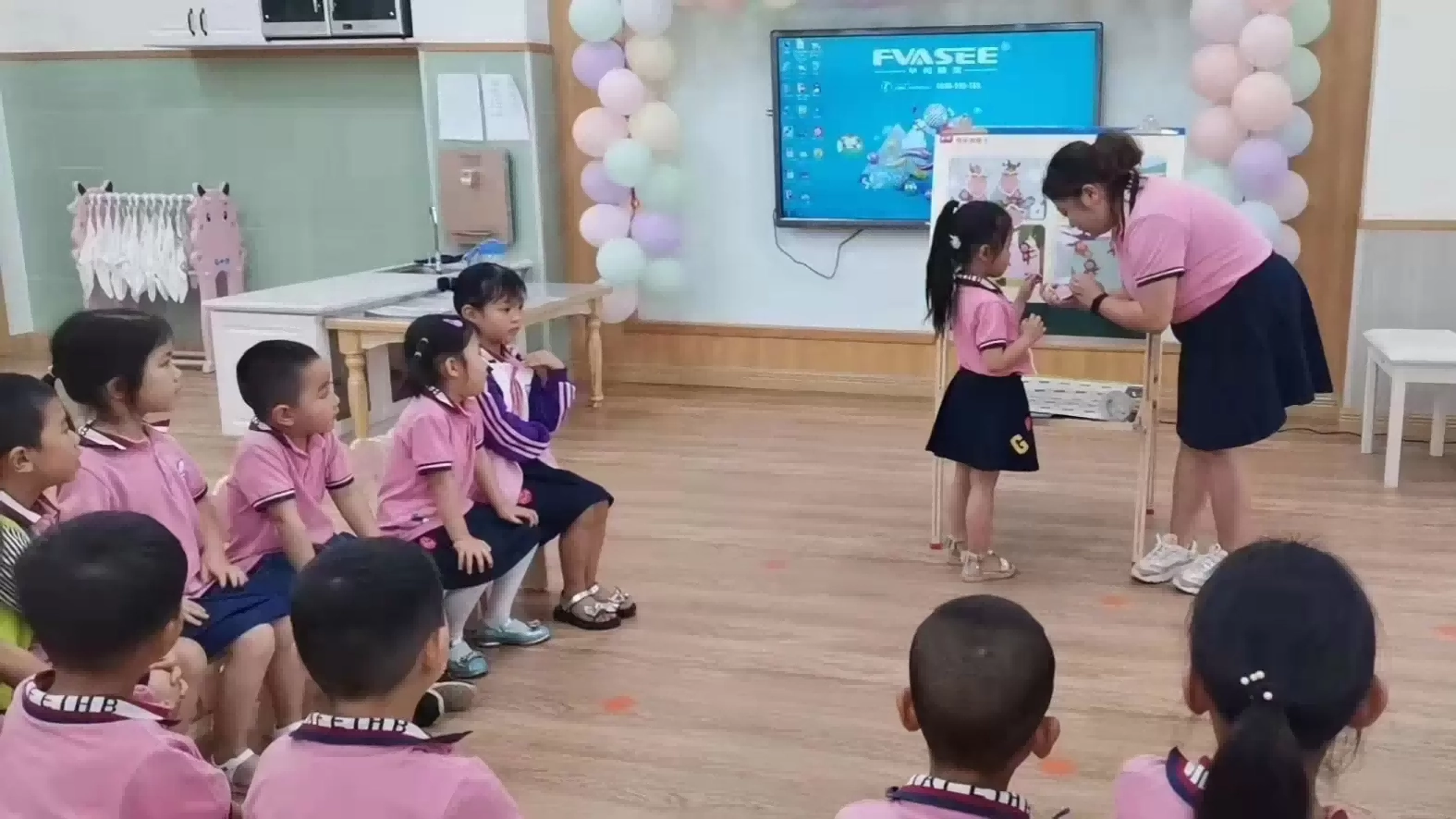 &iquest;C&oacute;mo puede una pantalla plana interactiva hacer que las lecciones preescolares sean m&aacute;s atractivas?
